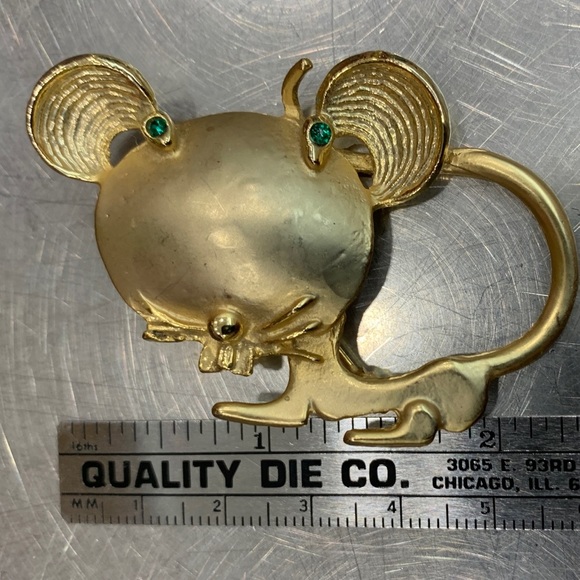 1950’s Brushed Gold Tone Green Rhinestone Eyes Mouse Rat Brooch Pin 2 1/4x1 1/2” - Picture 3 of 3